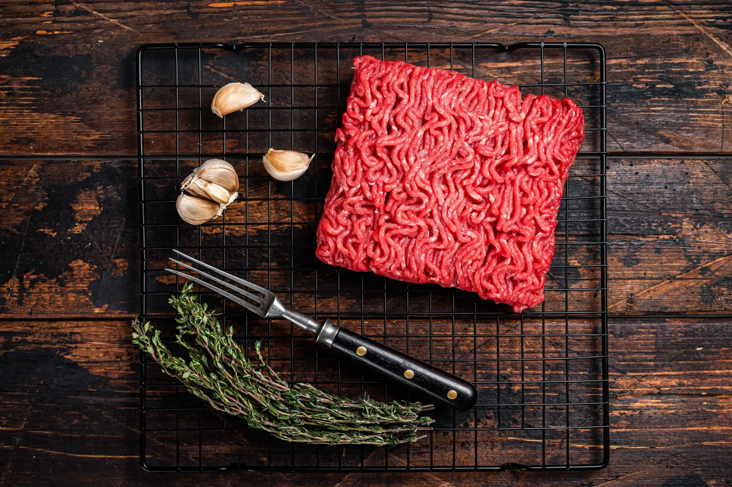 Copia de ground-beef-with-garlic-and-thyme-on-grid-2026-03-17-06-24-12-utc.jpg